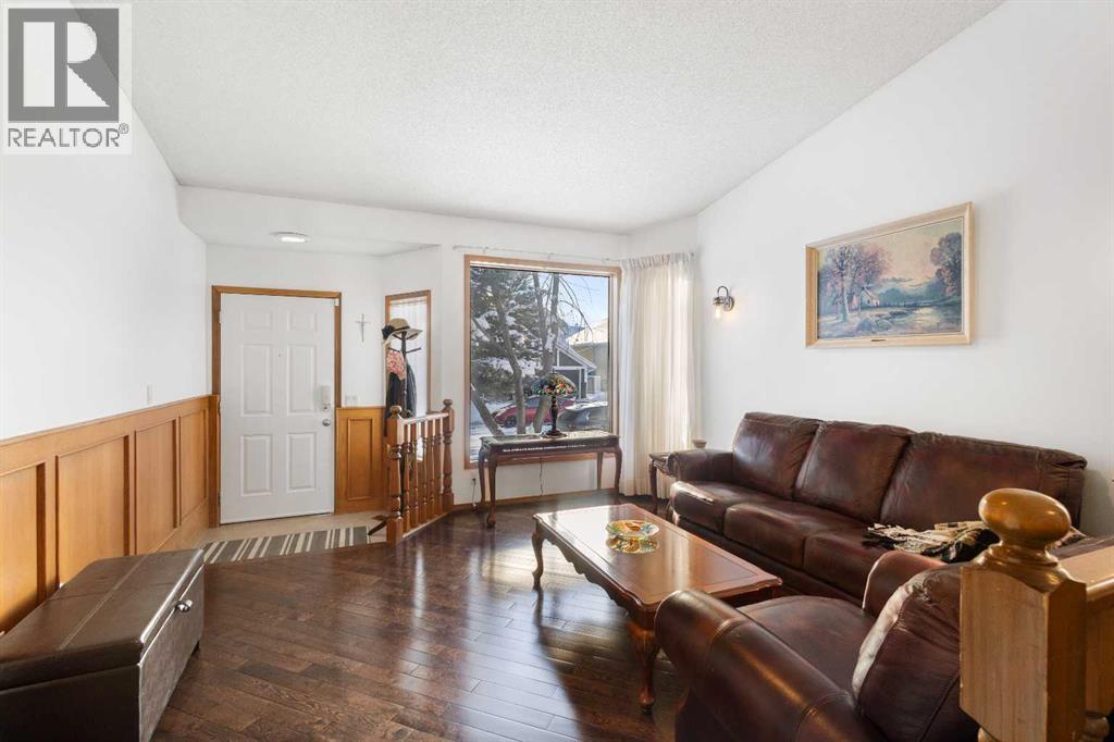 House for Sale in 70 Pasadena Gardens NE|Calgary, Alberta T1Y6M8 2