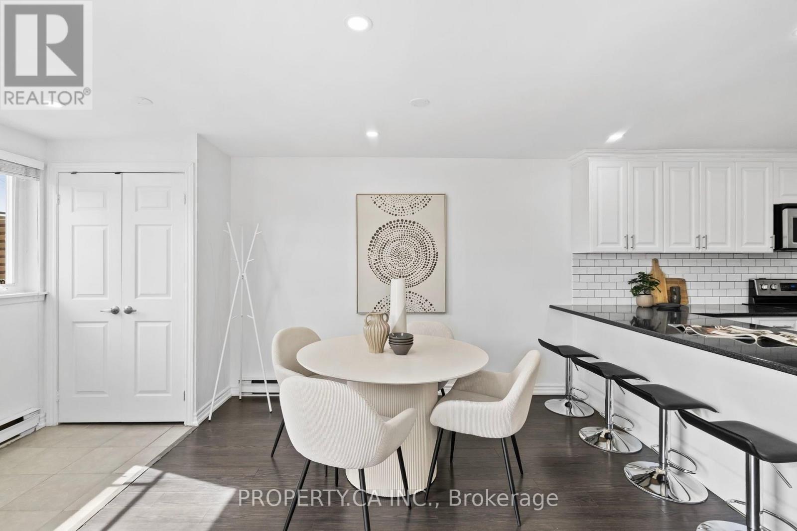 Row / Townhouse for Sale in 179 - 1055 DUNDAS STREET E|Mississauga (Applewood), Ontario L4Y3X6 2