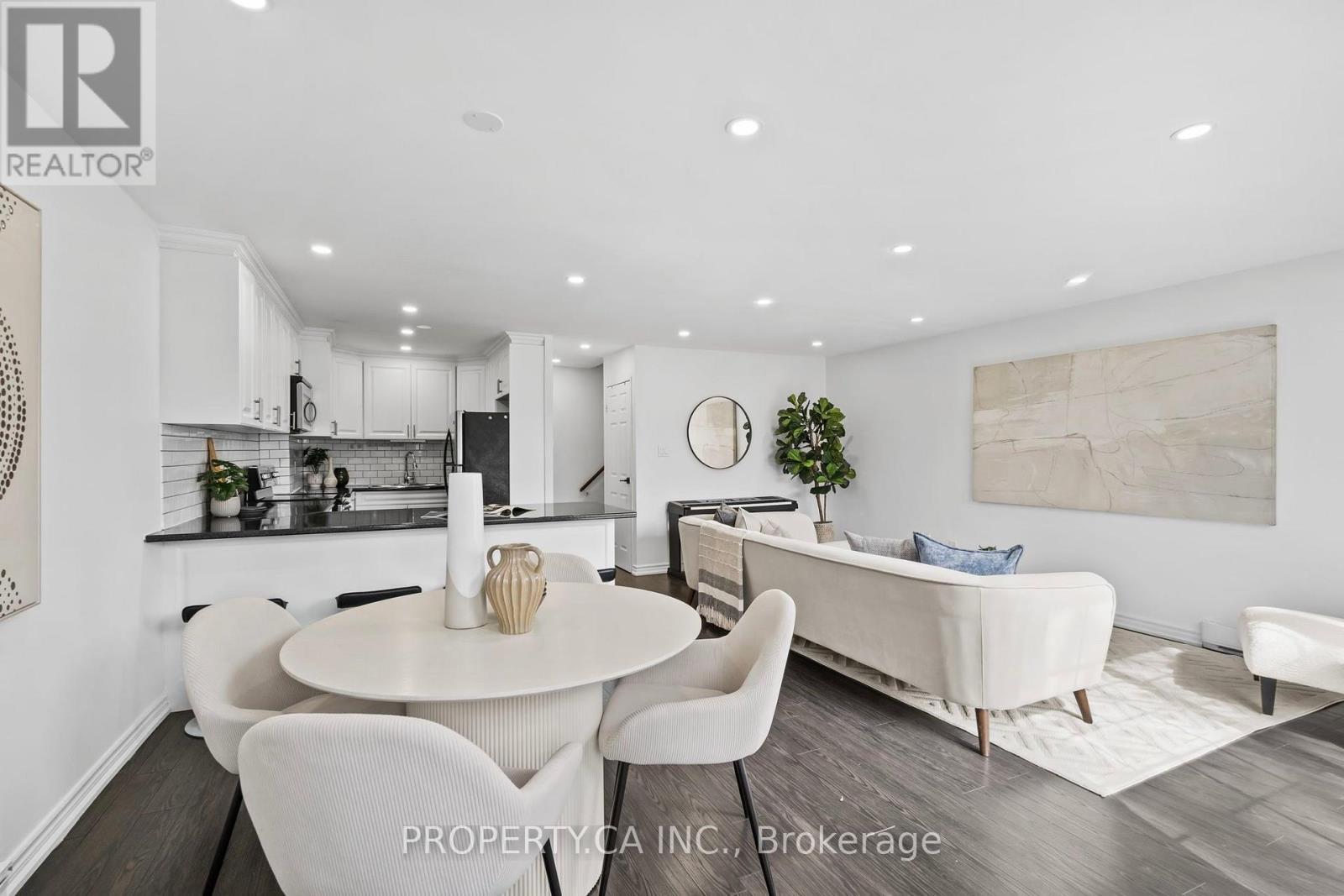 Row / Townhouse for Sale in 179 - 1055 DUNDAS STREET E|Mississauga (Applewood), Ontario L4Y3X6