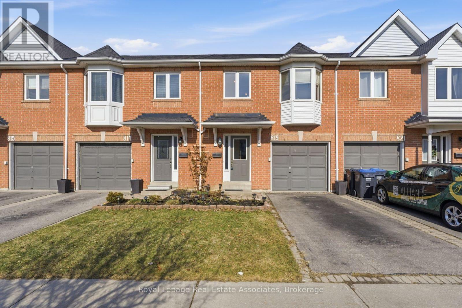 Row / Townhouse for Sale in 27 - 819 VILLAGE GREEN BOULEVARD|Mississauga (Lakeview), Ontario L5E3H7 2