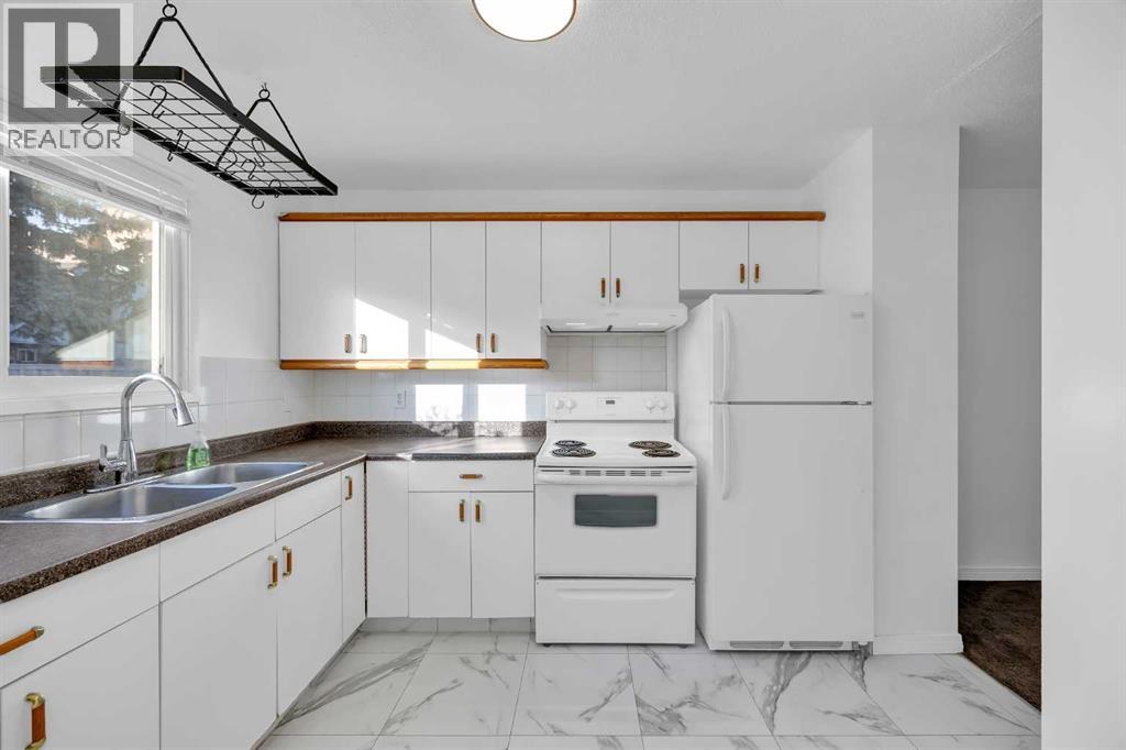 Row / Townhouse for Sale in 33, 219 90 Avenue SE|Calgary, Alberta T2J0A3 2