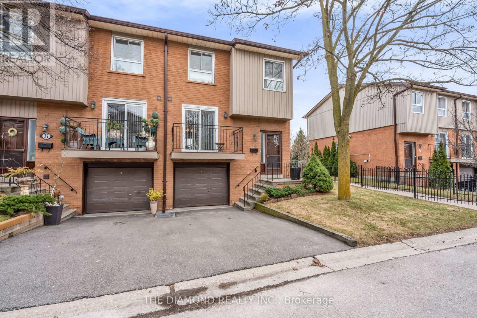 Row / Townhouse for Sale in 16 - 725 VERMOUTH AVENUE|Mississauga (Mississauga Valleys), Ontario L5A3X5 2
