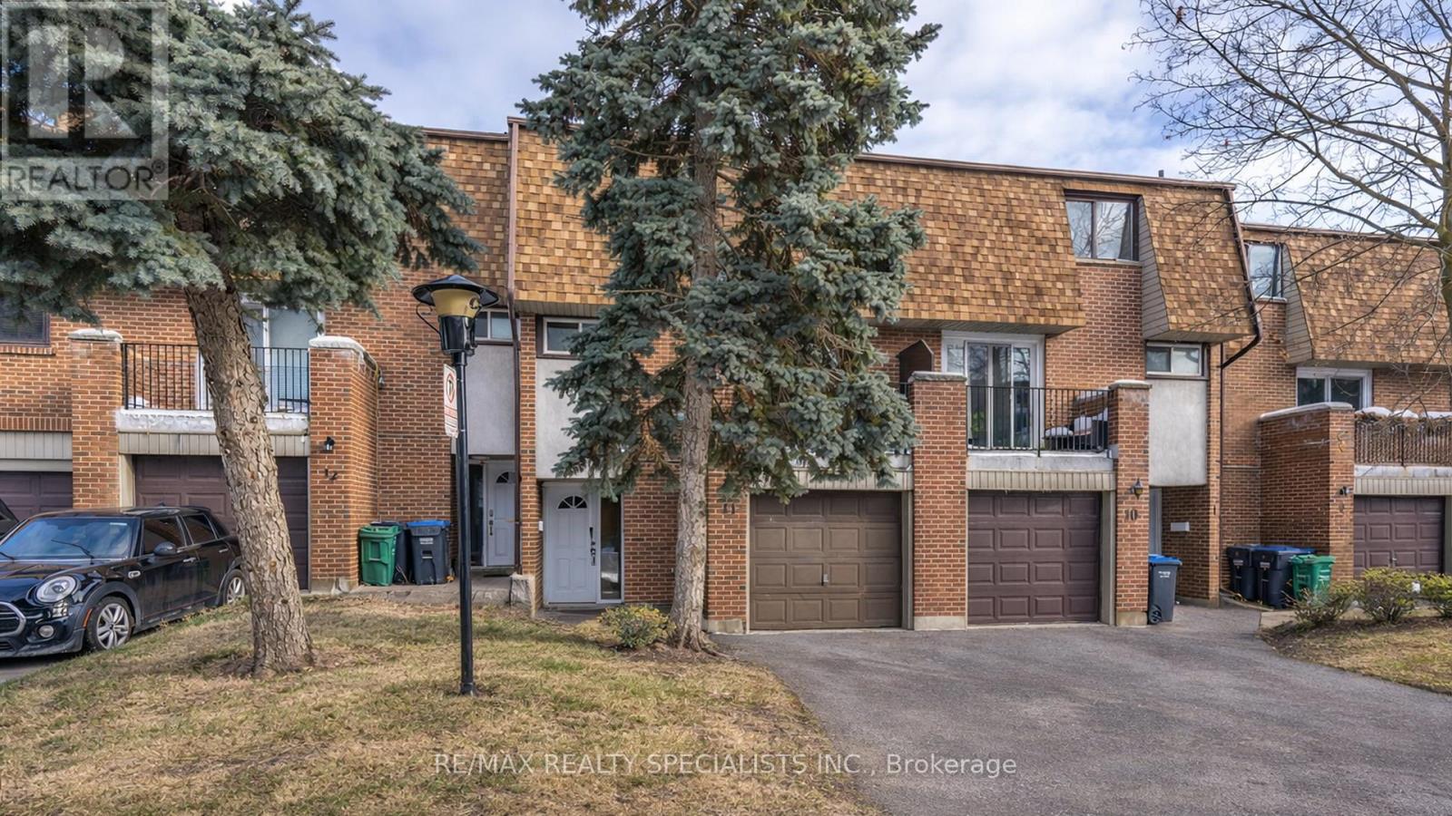 Row / Townhouse for Sale in 11 - 1051 CEDARGLEN GATE|Mississauga (Erindale), Ontario L5C3A7 2