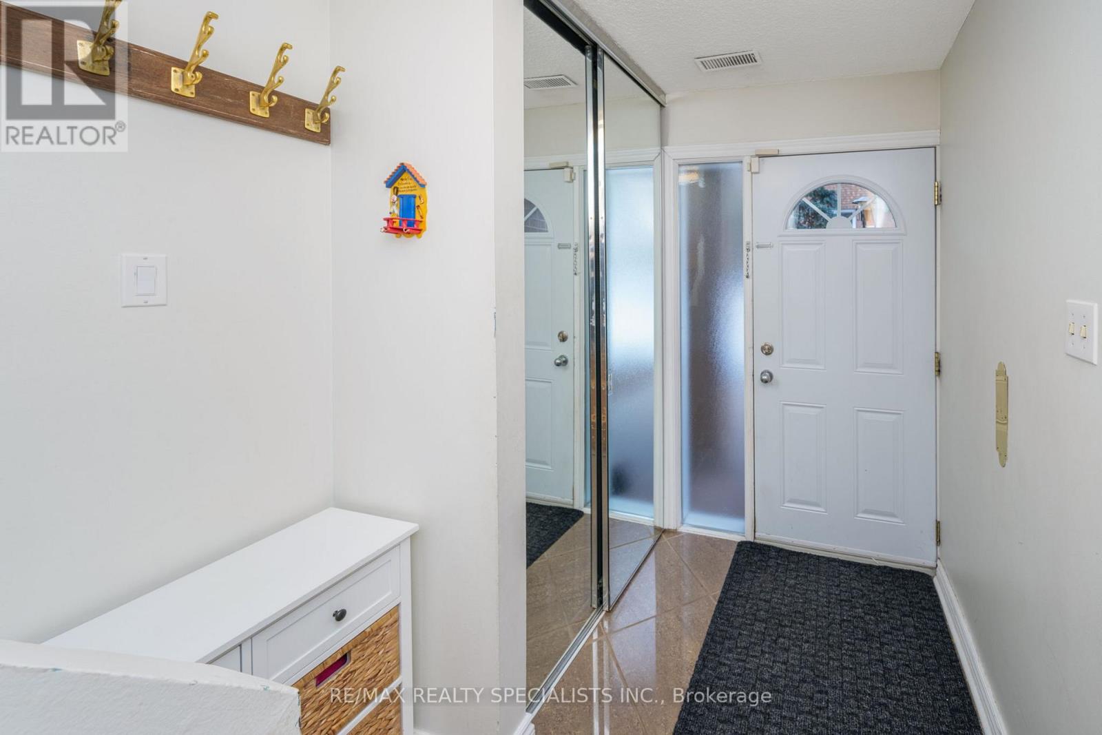 Row / Townhouse for Sale in 11 - 1051 CEDARGLEN GATE|Mississauga (Erindale), Ontario L5C3A7 5