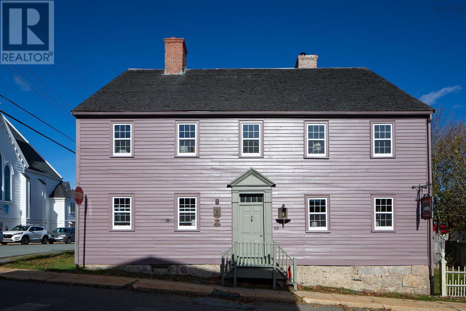 For sale: 69 Fox Street, Lunenburg, Nova Scotia B0J2C0 - 202527854