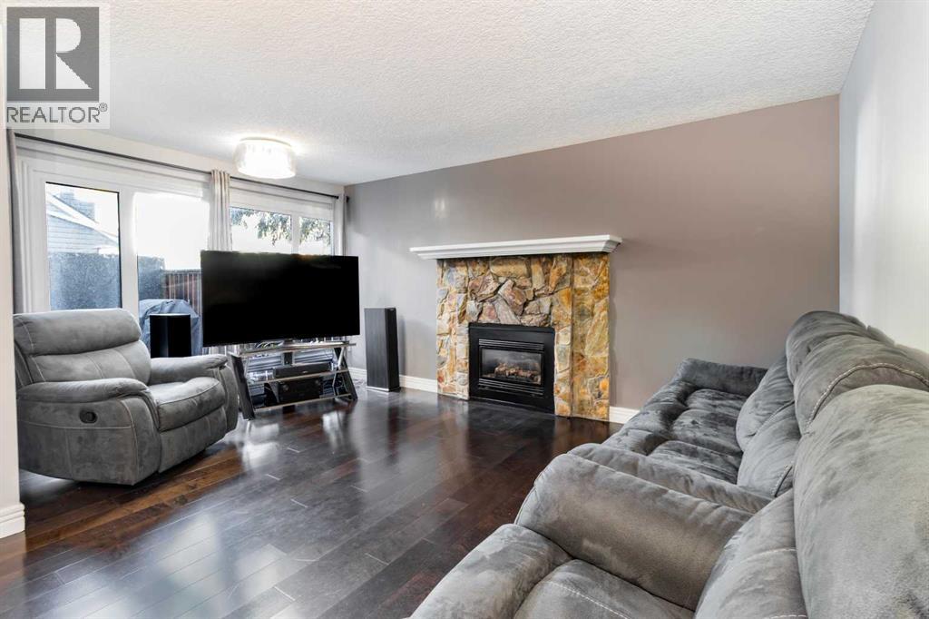 Row / Townhouse for Sale in 175, 77 Glamis Green SW|Calgary, Alberta T3E6T9 3
