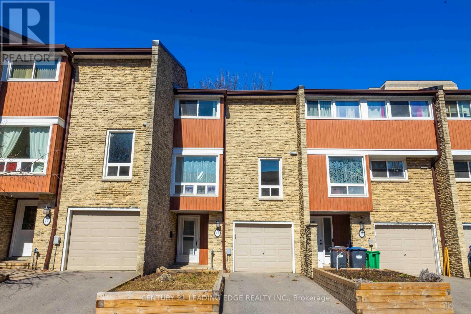 Row / Townhouse for Sale in 15 - 915 INVERHOUSE DRIVE|Mississauga (Clarkson), Ontario L5J4B2