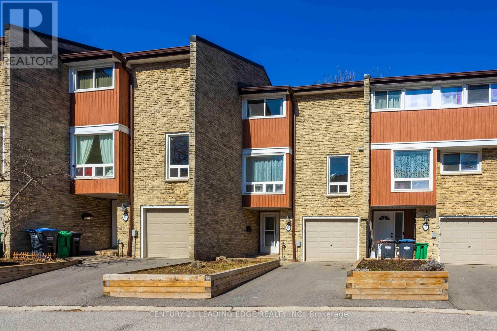 Row / Townhouse for Sale in 15 - 915 INVERHOUSE DRIVE|Mississauga (Clarkson), Ontario L5J4B2 2