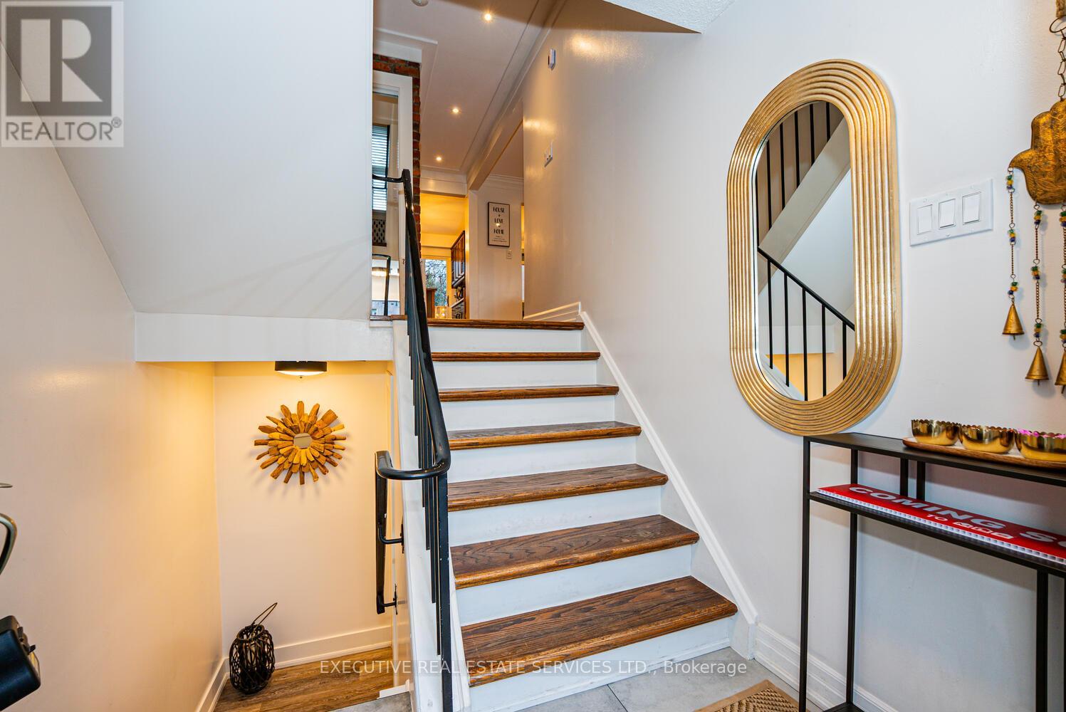 Row / Townhouse for Sale in 145 - 1050 SHAWNMARR ROAD|Mississauga (Port Credit), Ontario L5H3V1 2