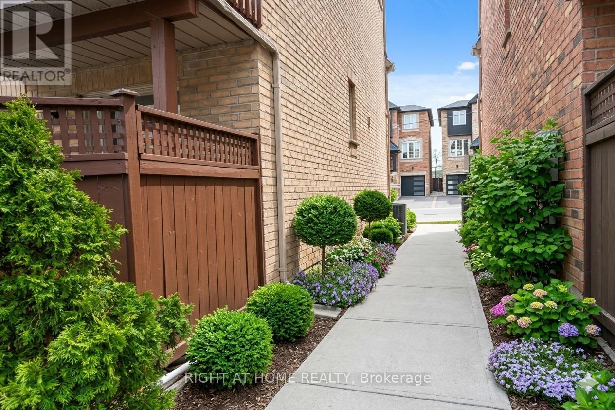 Row / Townhouse for Sale in 1 - 11 WEST DEANE PARK DRIVE|Toronto (Eringate-Centennial-West Deane), Ontario M9B2R5 3
