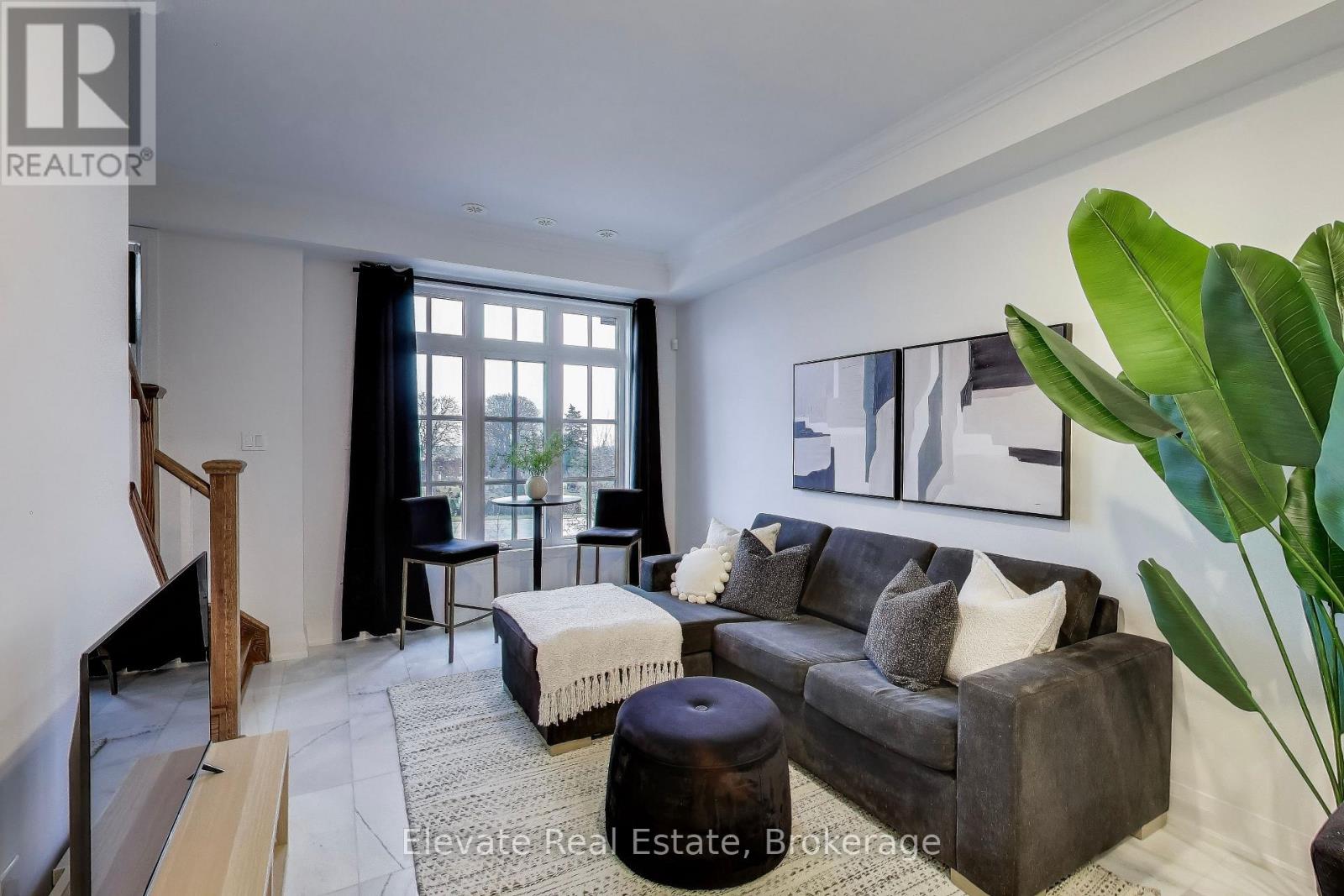 Row / Townhouse for Sale in 24 - 3083 CAWTHRA ROAD|Mississauga (Applewood), Ontario L4Y3Y5 2