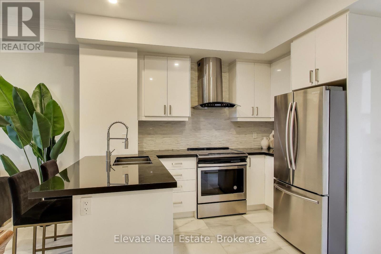 Row / Townhouse for Sale in 24 - 3083 CAWTHRA ROAD|Mississauga (Applewood), Ontario L4Y3Y5 3