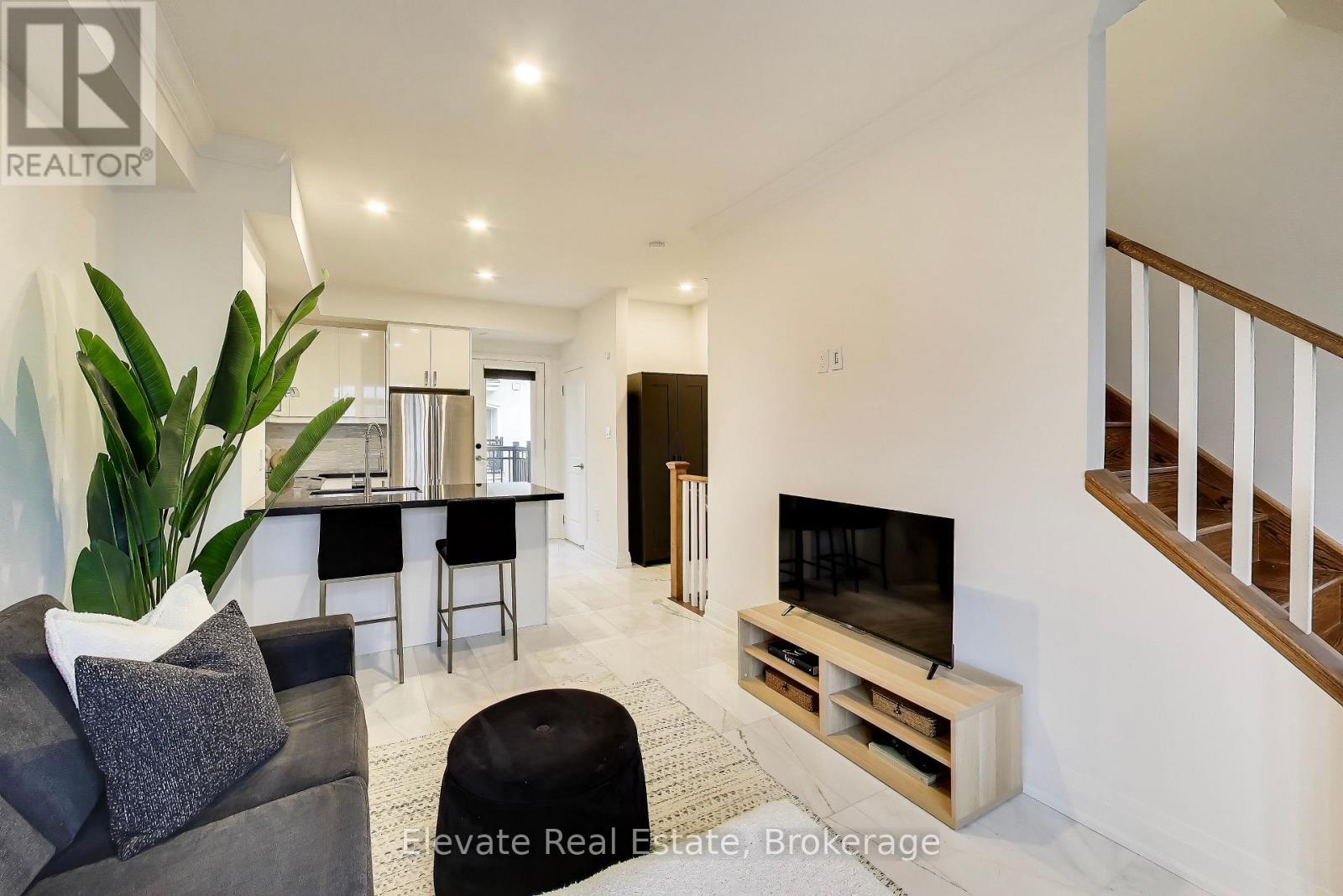 Row / Townhouse for Sale in 24 - 3083 CAWTHRA ROAD|Mississauga (Applewood), Ontario L4Y3Y5 4