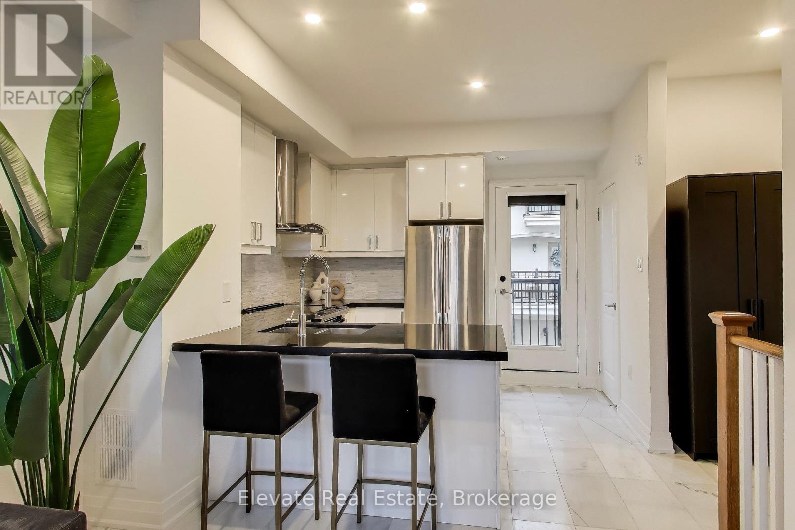 Row / Townhouse for Sale in 24 - 3083 CAWTHRA ROAD|Mississauga (Applewood), Ontario L4Y3Y5 5