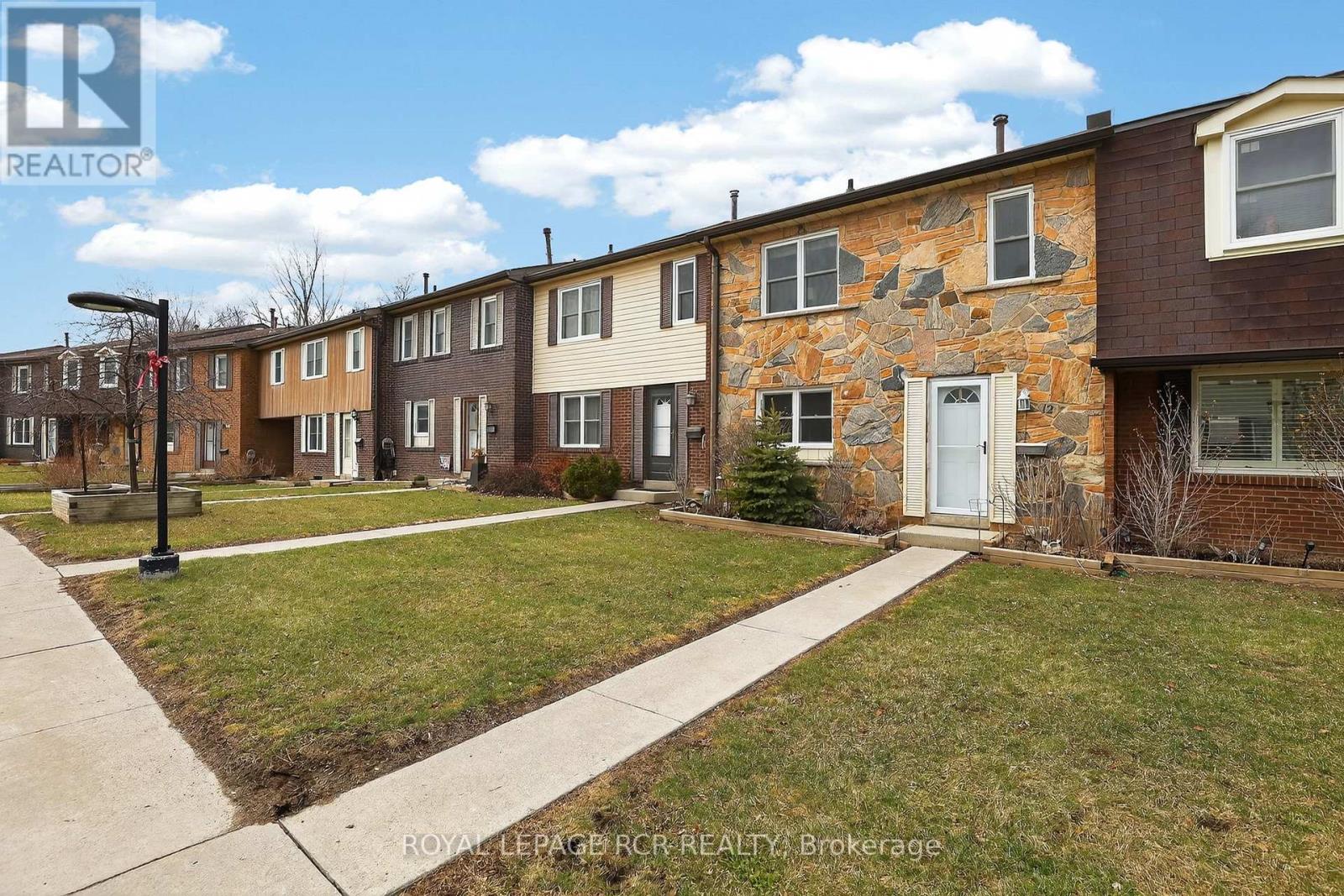 Row / Townhouse for Sale in 12 - 2825 GANANOQUE DRIVE|Mississauga (Meadowvale), Ontario L5N1V6 2