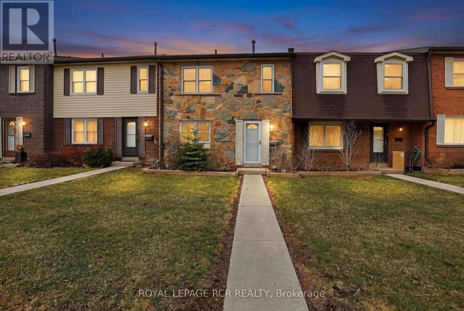 Row / Townhouse for Sale in 12 - 2825 GANANOQUE DRIVE|Mississauga (Meadowvale), Ontario L5N1V6 3