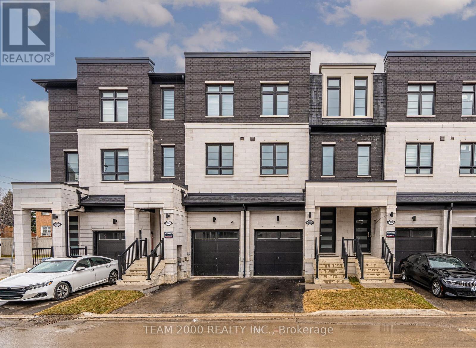 Row / Townhouse for Sale in 5899 SAIGON STREET|Mississauga (East Credit), Ontario L5V0E9