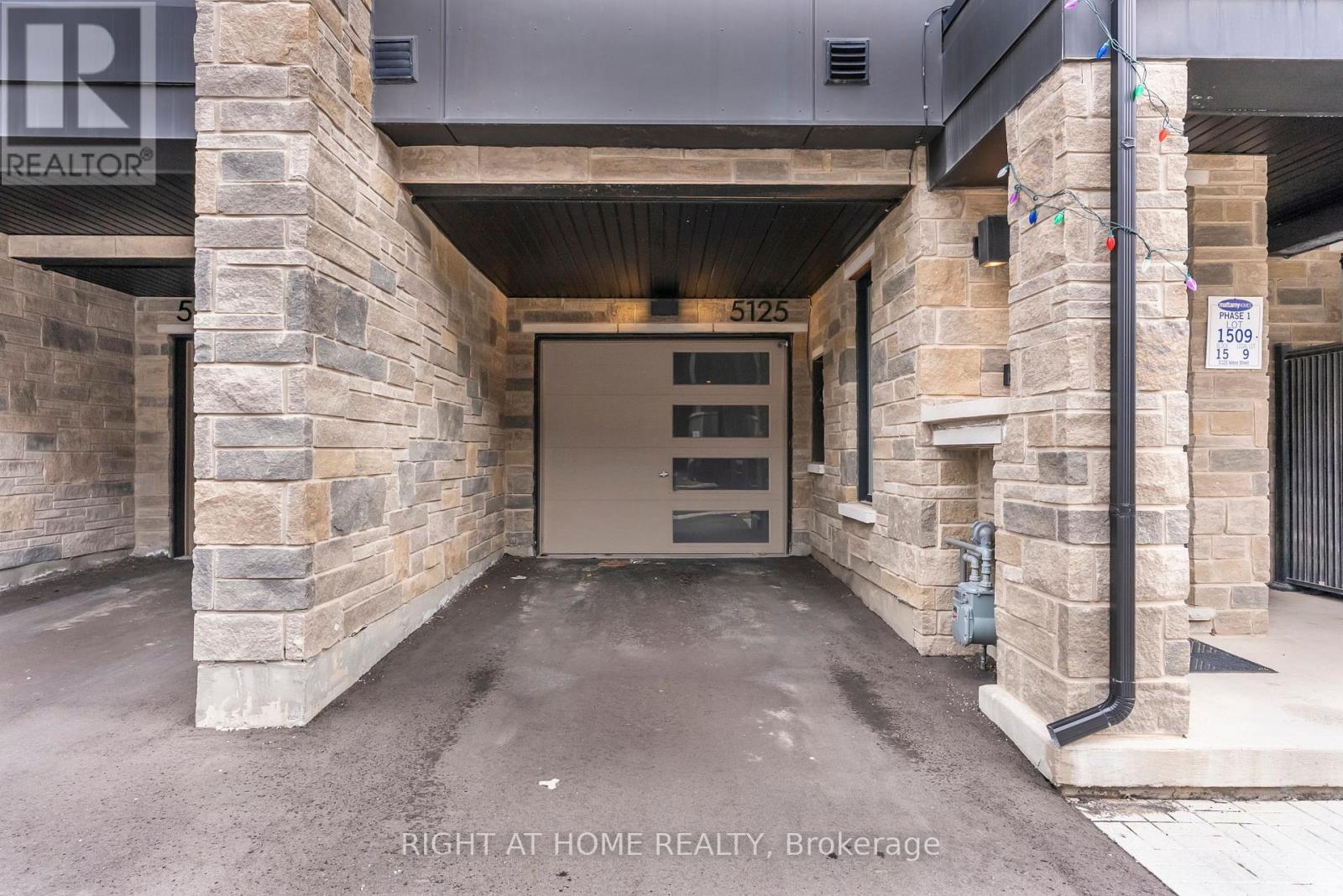 Row / Townhouse for Sale in 5125 VETERE STREET|Mississauga (Churchill Meadows), Ontario L5M2S8 2