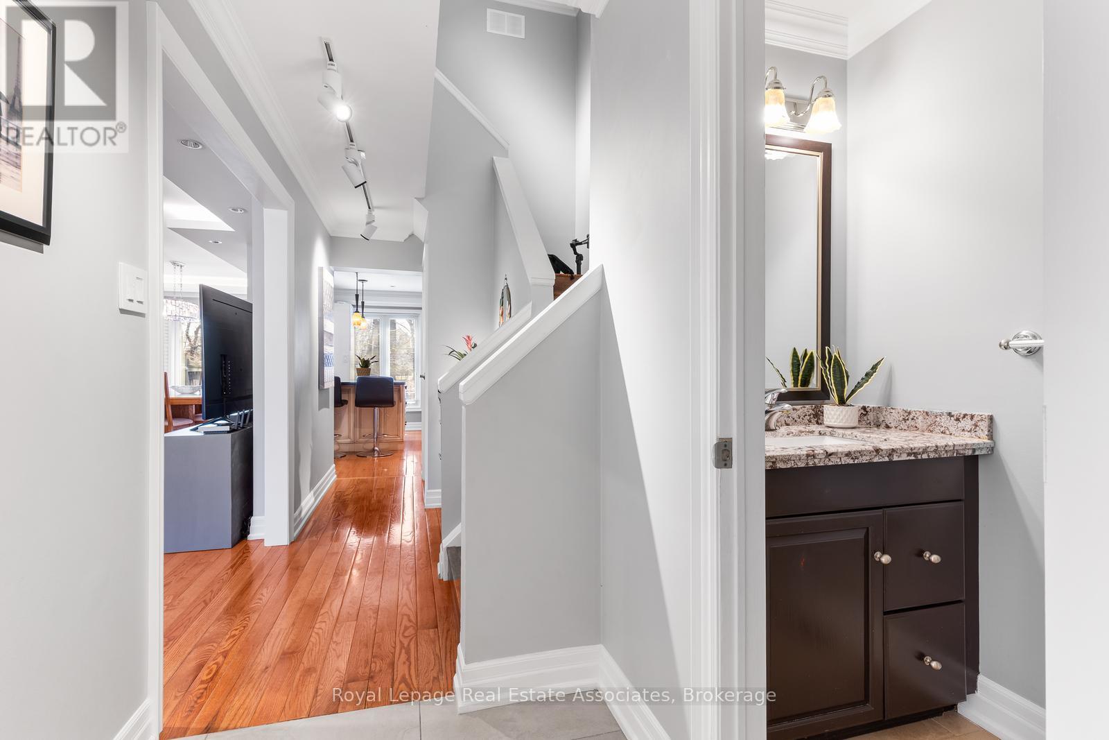 Row / Townhouse for Sale in 25 - 2766 FOLKWAY DRIVE|Mississauga (Erin Mills), Ontario L5L3M3 4