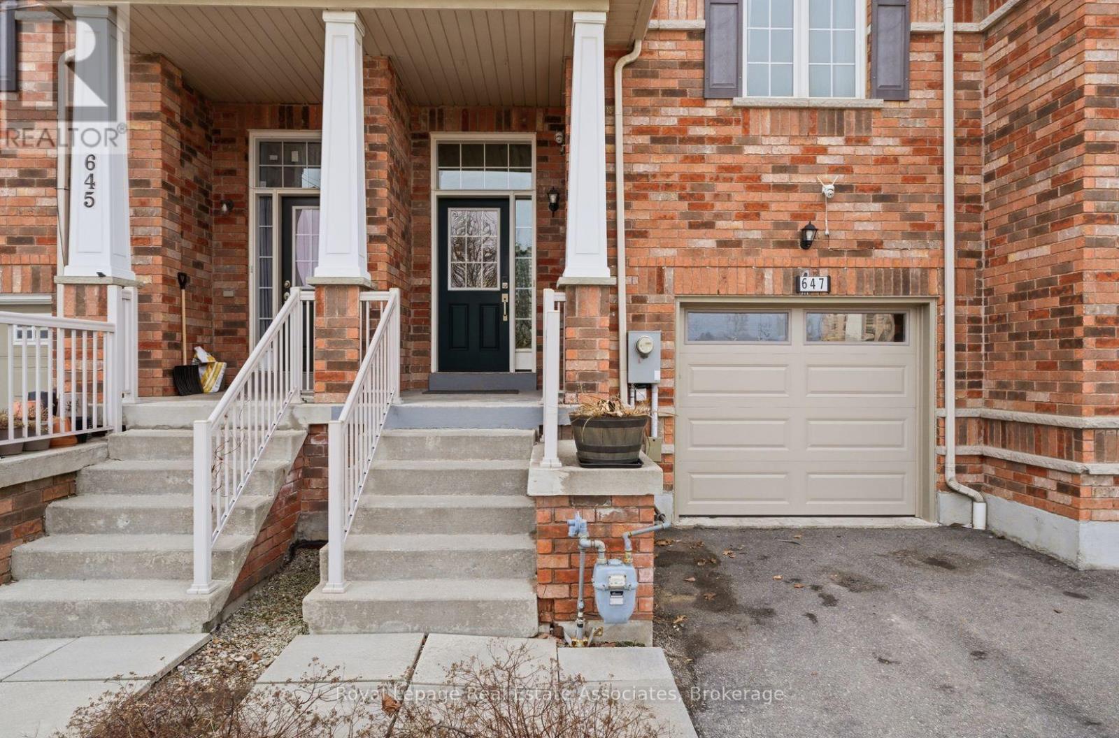 Row / Townhouse for Sale in 647 COURTNEY VALLEY ROAD|Mississauga (East Credit), Ontario L5V0C4 2