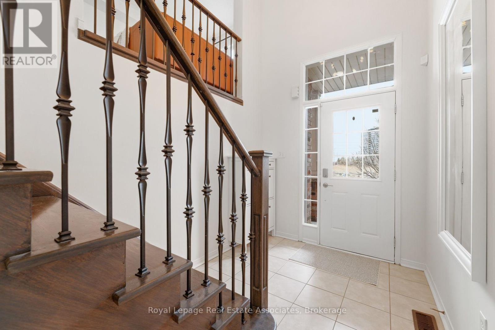 Row / Townhouse for Sale in 647 COURTNEY VALLEY ROAD|Mississauga (East Credit), Ontario L5V0C4 3