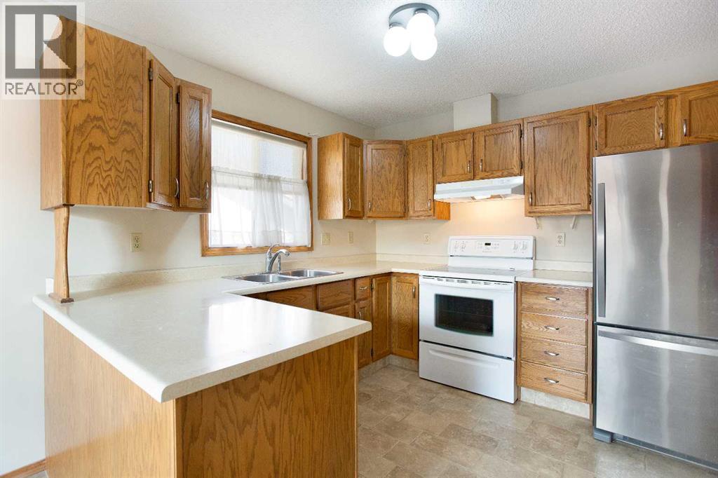 Row / Townhouse for Sale in 8, 118 Strathcona Road SW|Calgary, Alberta T3H1P3 5