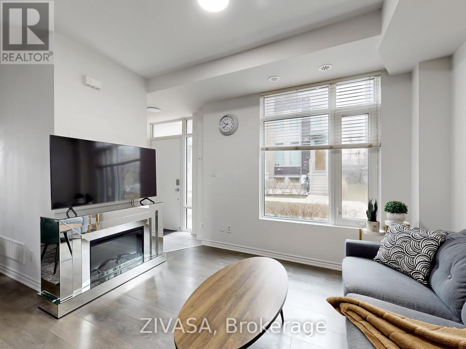 Row / Townhouse for Sale in 92 - 15 APPLEWOOD LANE|Toronto (Etobicoke West Mall), Ontario M9C2Z7 3