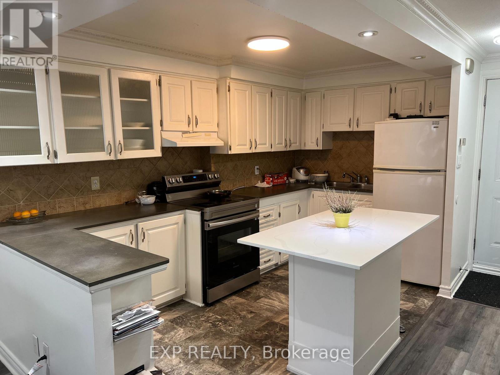 Row / Townhouse for Sale in 103 - 3040 CONSTITUTION BOULEVARD|Mississauga (Applewood), Ontario L4Y3X7 5