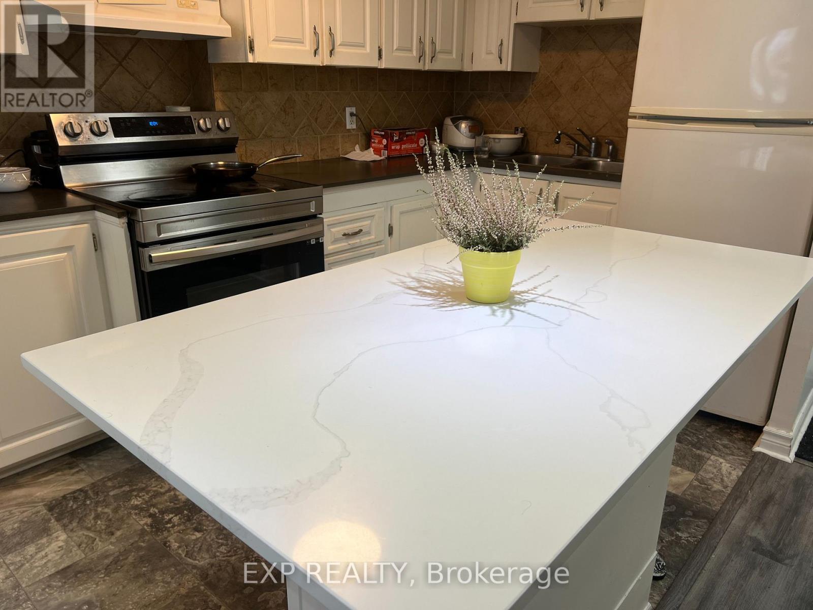 Row / Townhouse for Sale in 103 - 3040 CONSTITUTION BOULEVARD|Mississauga (Applewood), Ontario L4Y3X7 4