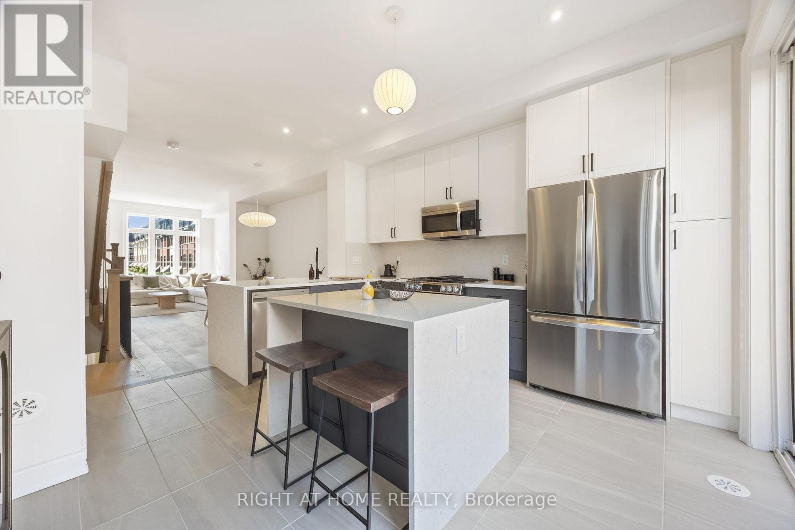 Row / Townhouse for Sale in 21 - 10 LUNAR CRESCENT|Mississauga (Streetsville), Ontario L5M2P6 2