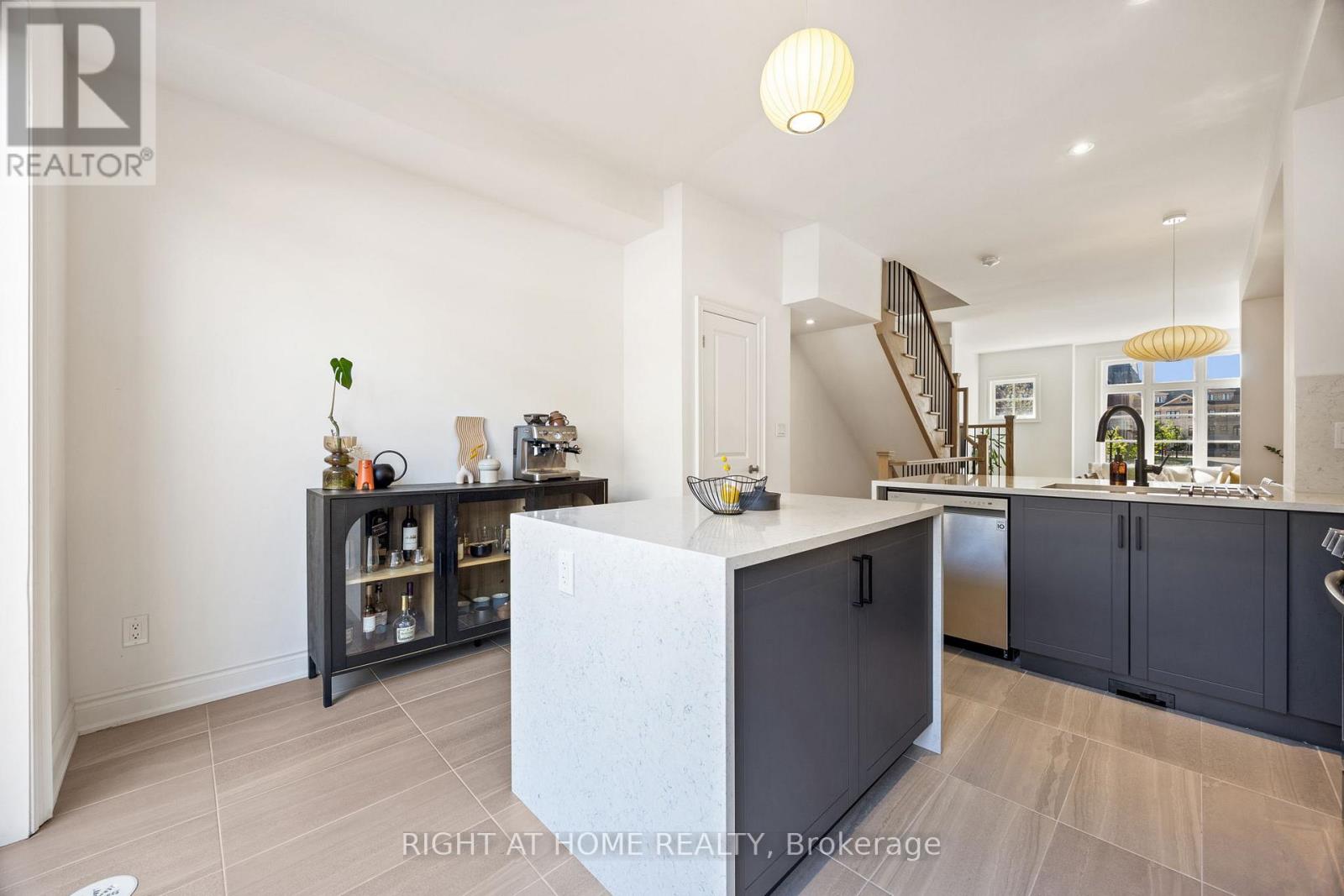 Row / Townhouse for Sale in 21 - 10 LUNAR CRESCENT|Mississauga (Streetsville), Ontario L5M2P6 3