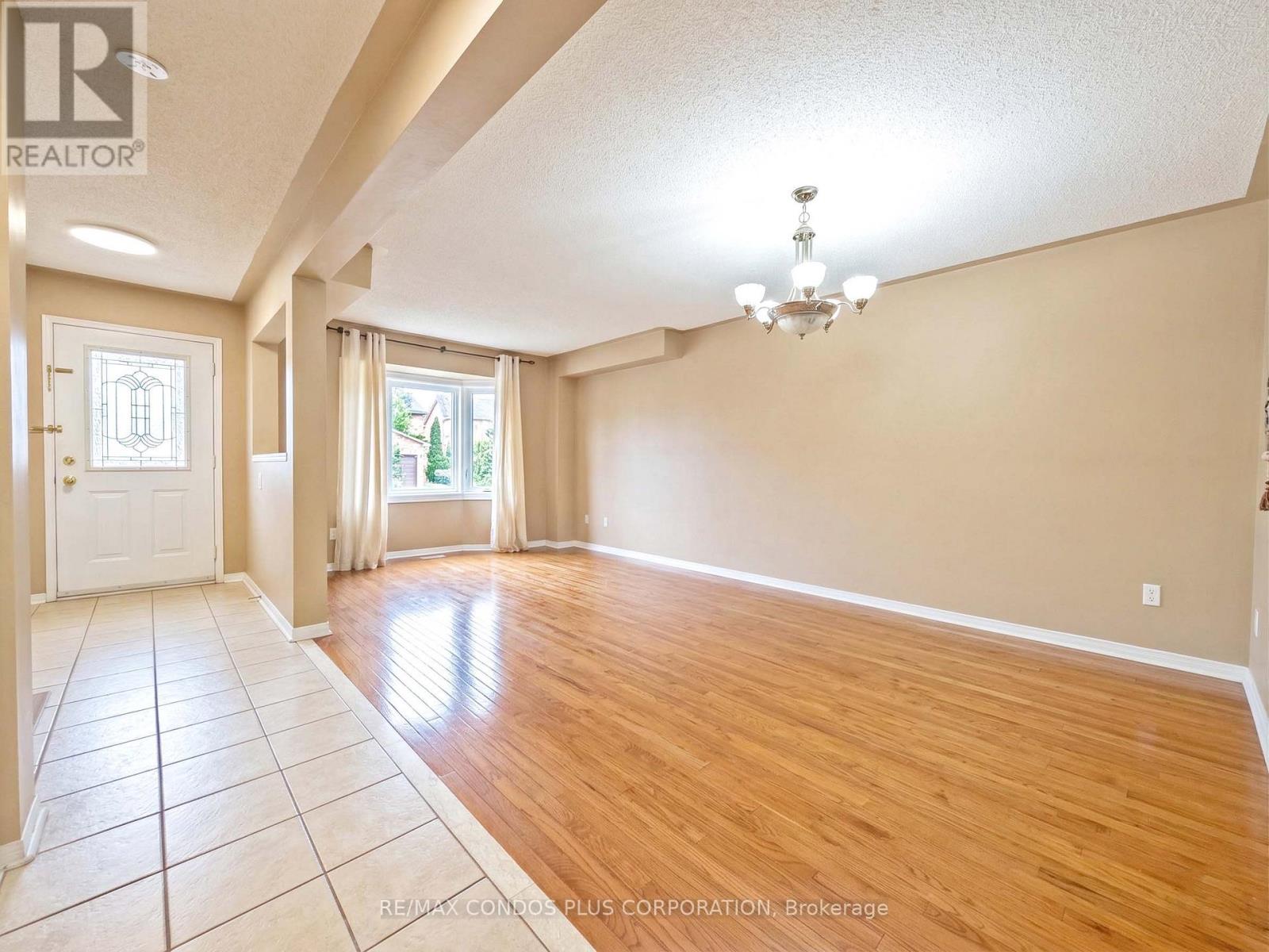 Row / Townhouse for Sale in 517 RAVENSTONE CRESCENT|Mississauga (Hurontario), Ontario L5R4A6 2