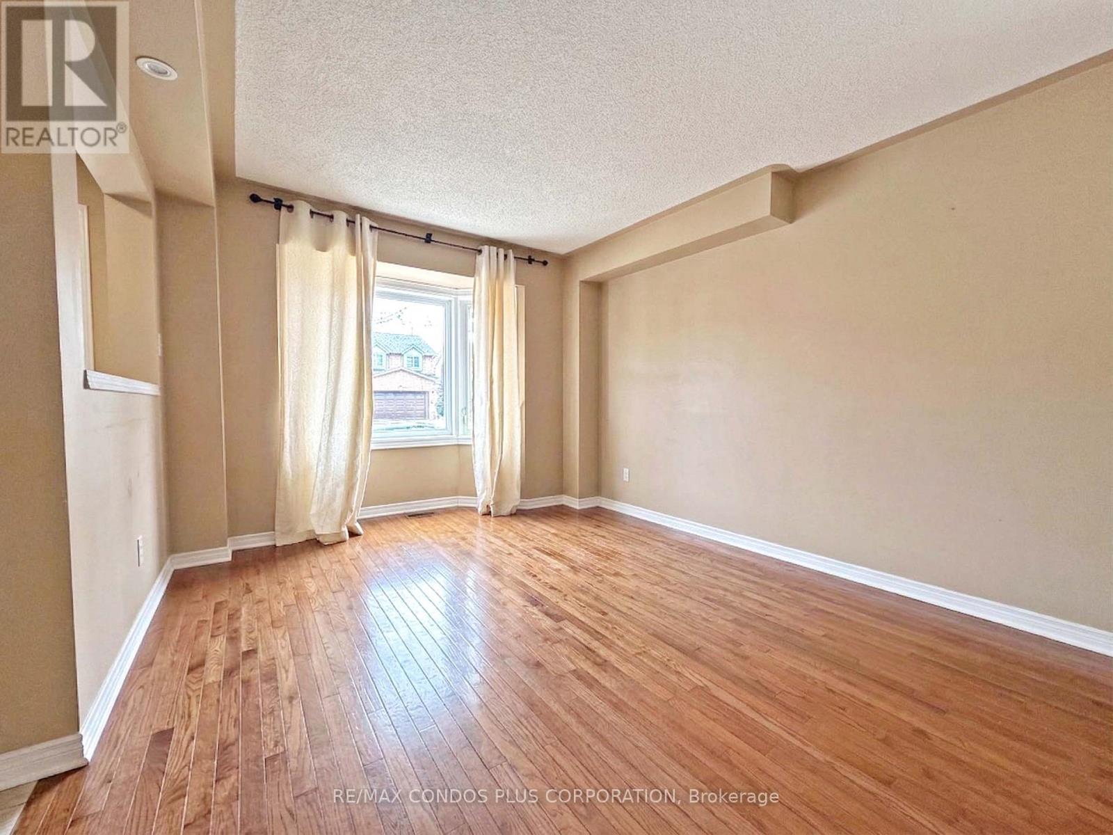 Row / Townhouse for Sale in 517 RAVENSTONE CRESCENT|Mississauga (Hurontario), Ontario L5R4A6 3