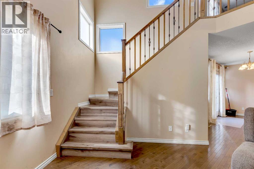 House for Sale in 60 Sherwood Way NW|Calgary, Alberta T3B1M7 4