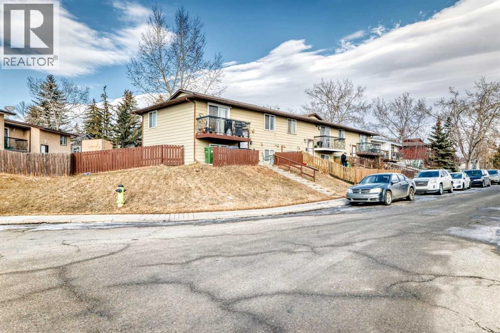 Duplex for Sale in 151F Pinehill Road NE|Calgary, Alberta T1Y2C4 3