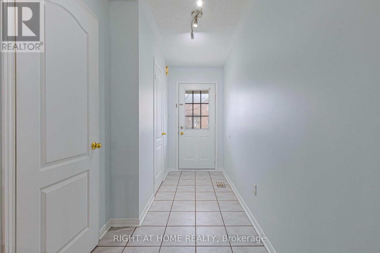 Row / Townhouse for Sale in 5 - 770 OTHELLO COURT|Mississauga (Meadowvale Village), Ontario L5W1Y2 4