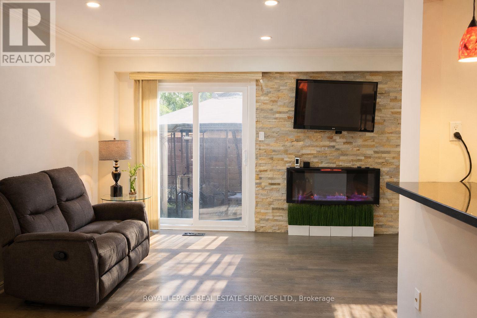 Row / Townhouse for Sale in 43 - 6449 GLEN ERIN DRIVE|Mississauga (Meadowvale), Ontario L5N2T2 3