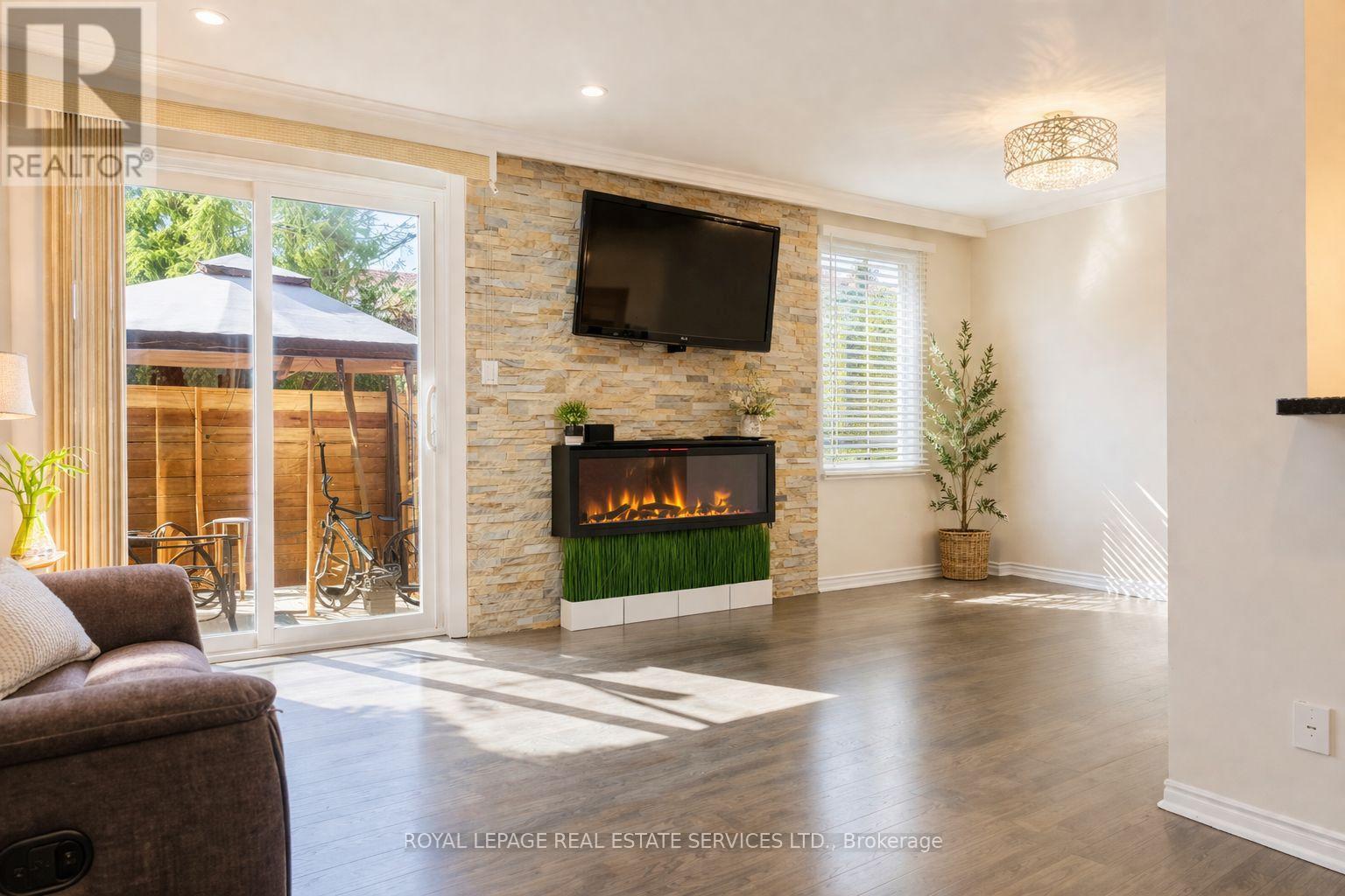 Row / Townhouse for Sale in 43 - 6449 GLEN ERIN DRIVE|Mississauga (Meadowvale), Ontario L5N2T2 4