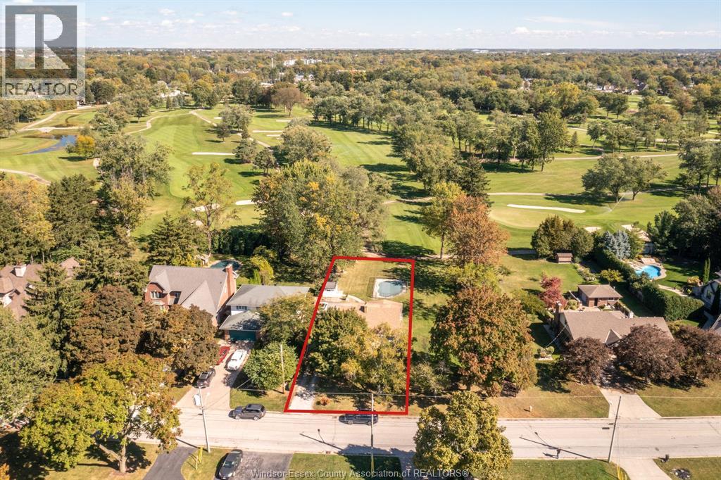 For sale: 4054 ROSELAND DRIVE West, Windsor, Ontario N9G1Z8