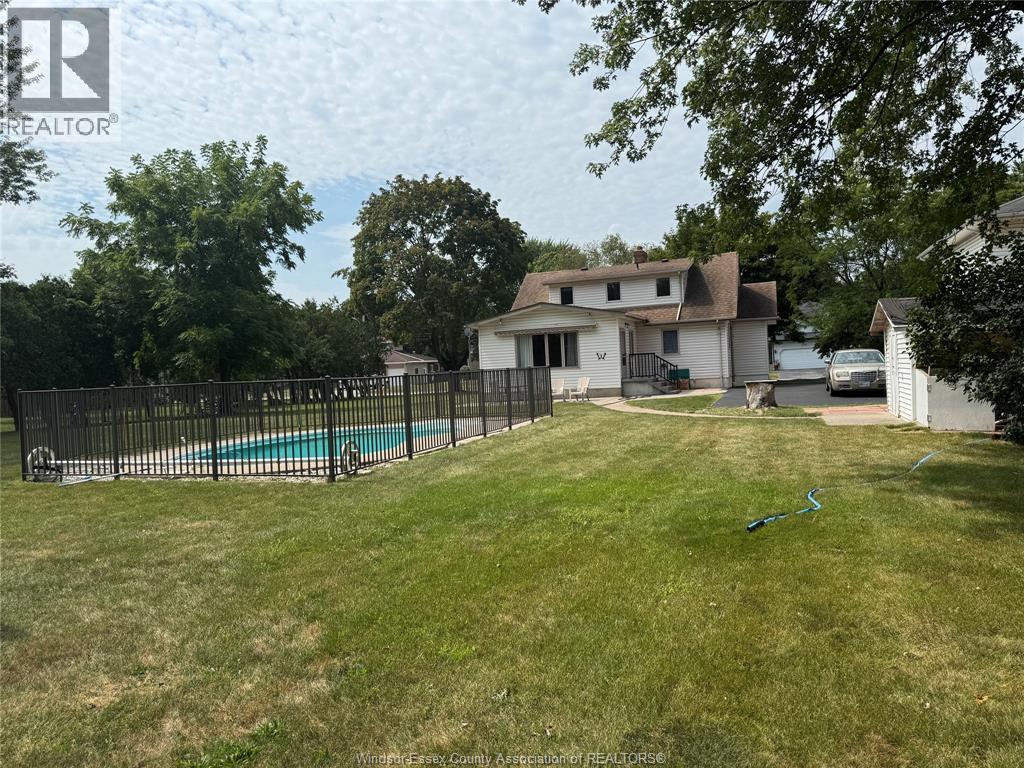 For sale: 4054 ROSELAND DRIVE West, Windsor, Ontario N9G1Z8