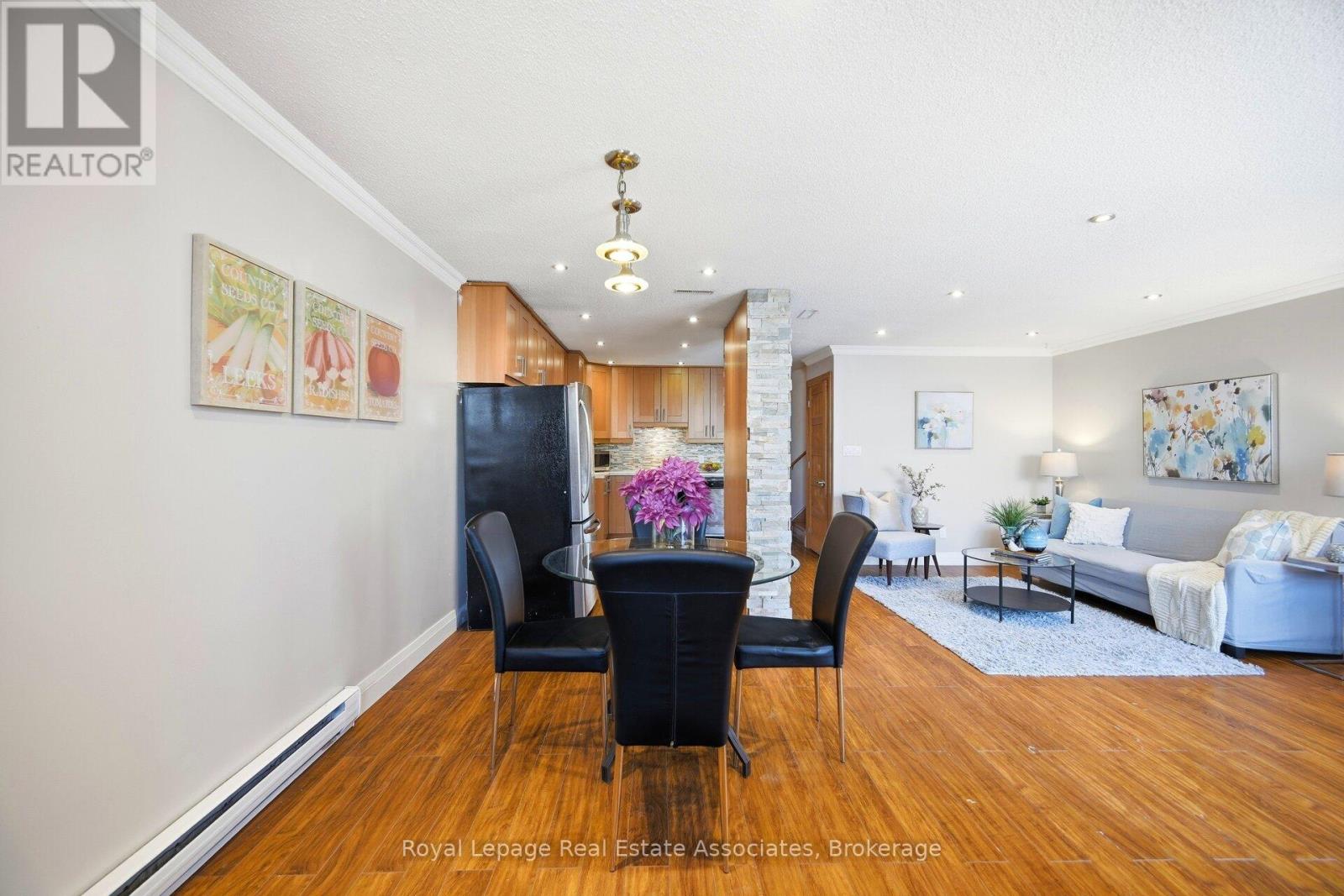 Row / Townhouse for Sale in 222 - 1055 DUNDAS STREET E|Mississauga (Applewood), Ontario L4Y3X6 4