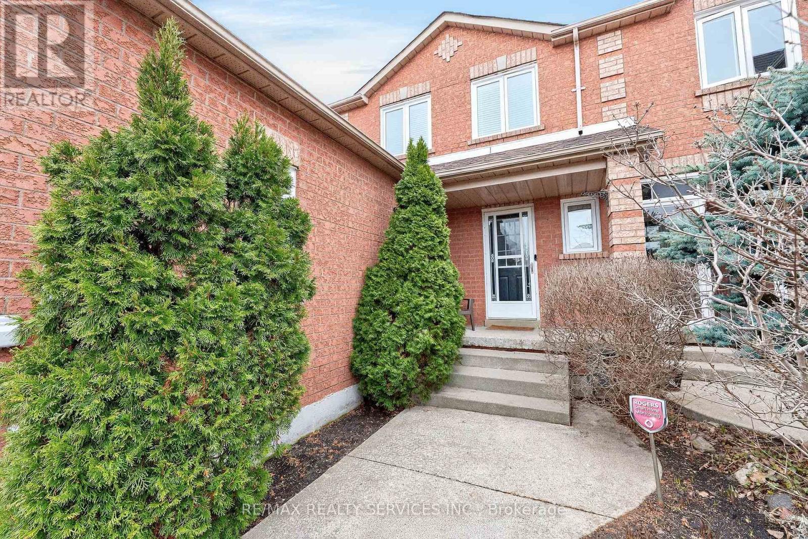 Row / Townhouse for Sale in 99 WHITE TAIL CRESCENT|Brampton (Fletcher's West), Ontario L6Y5B9 3