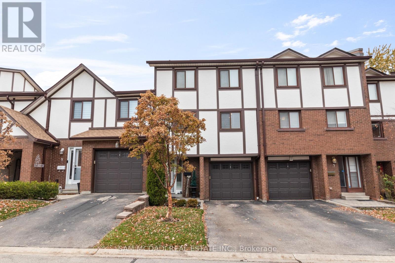 Row / Townhouse for Sale in 4 - 4230 FIELDGATE DRIVE|Mississauga (Rathwood), Ontario L4W2M5 2