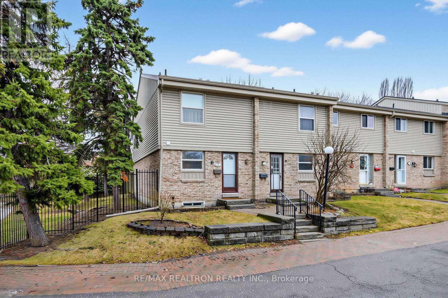 Row / Townhouse for Sale in 1 - 6699 FALCONER DRIVE|Mississauga (Streetsville), Ontario L5N2E3