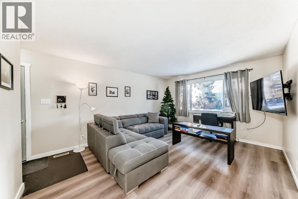 House for Sale in 3221 32A Avenue SE|Calgary, Alberta T2B0J6 5