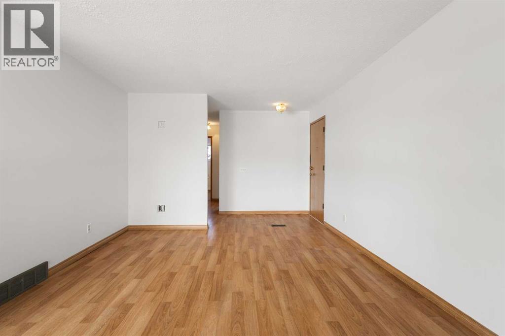 House for Sale in 5216 Marian Road NE|Calgary, Alberta T2A2Y2 4