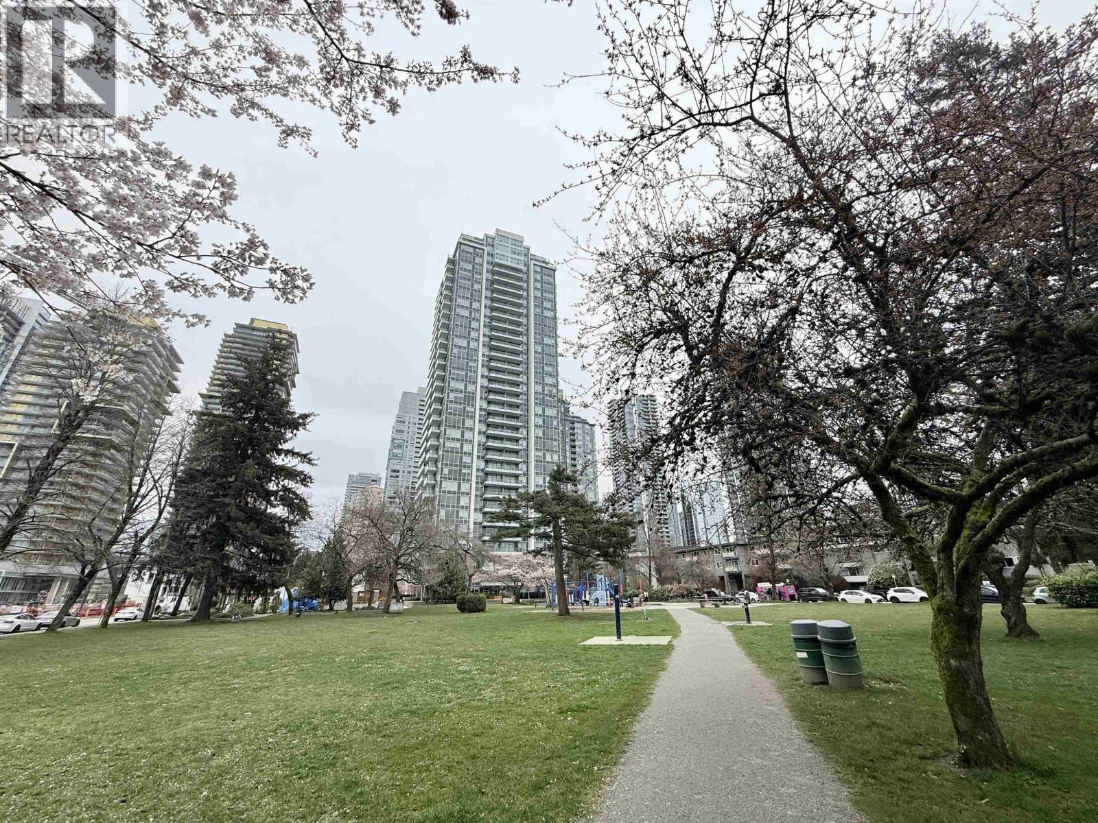 1703 6463 SILVER AVENUE|Burnaby, British Columbia V5H0K4