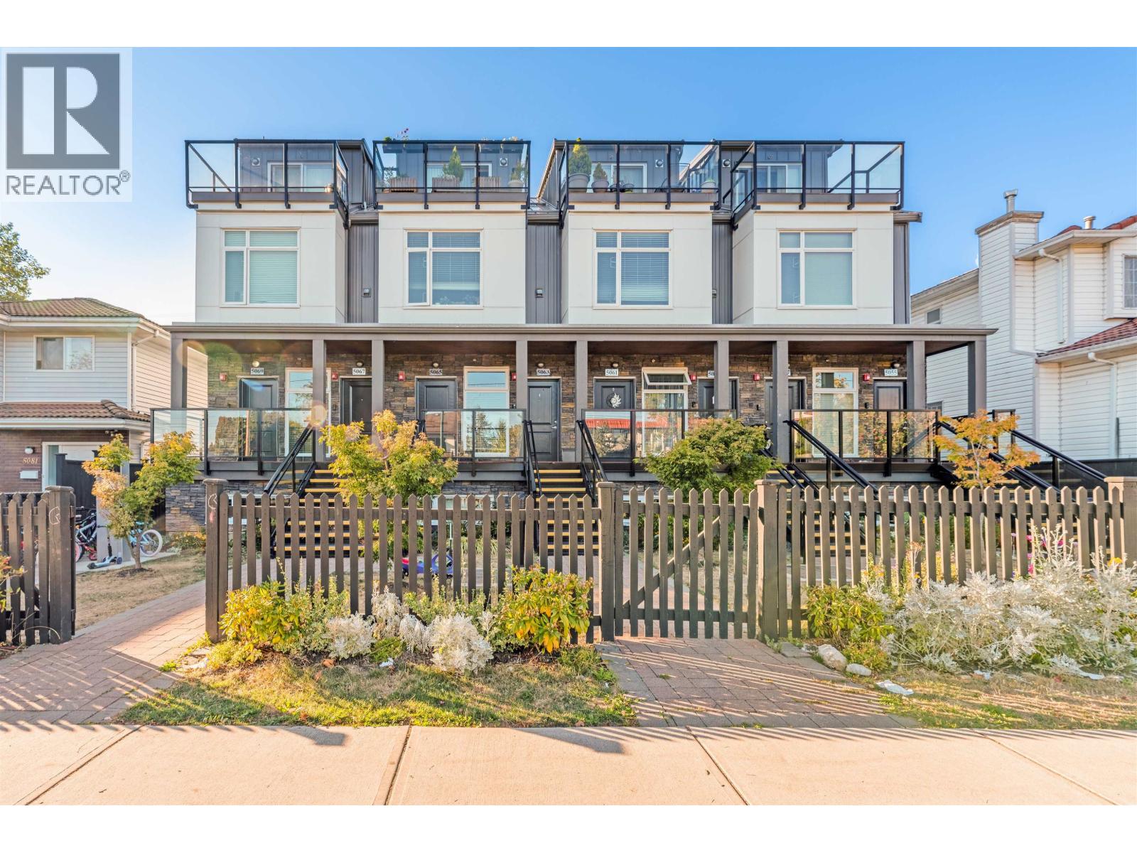 5069 EARLES STREET|Vancouver, British Columbia V5R3R8