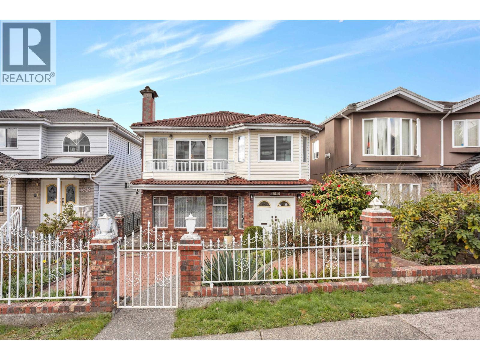 3240 CLIVE AVENUE|Vancouver, British Columbia V5R4V2