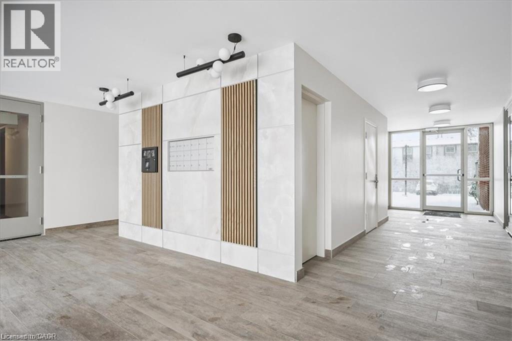 Row / Townhouse for Sale in 1230 GRIPSHOLM Road Unit# 17|Mississauga, Ontario L4Y2G9 3